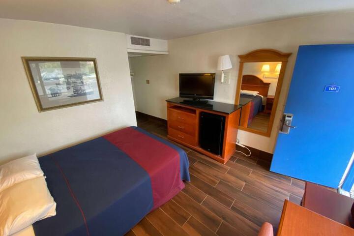 1 Queen Bed (1 of 3)