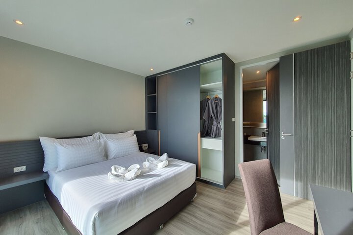 Room 5 of 18