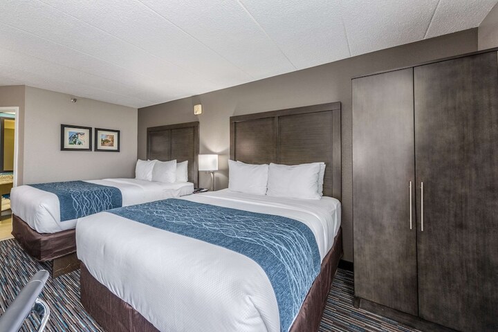 1 Queen Bed Accessible (12 of 15)