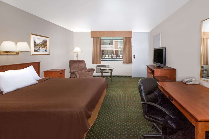 1 King Bed (5 of 8)