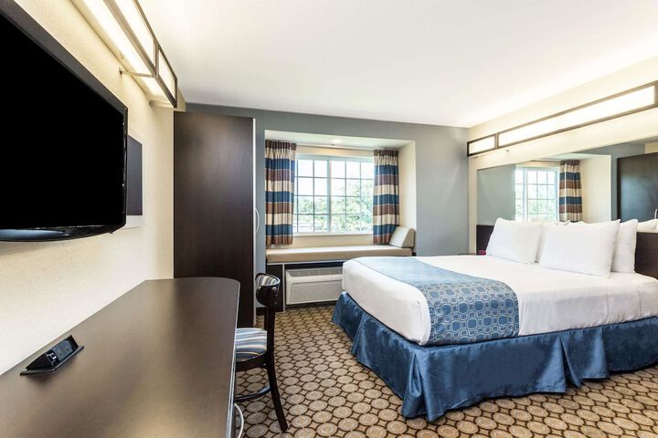 1 Queen Bed Accessible Room (8 of 21)