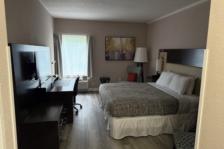 Room 7 of 12