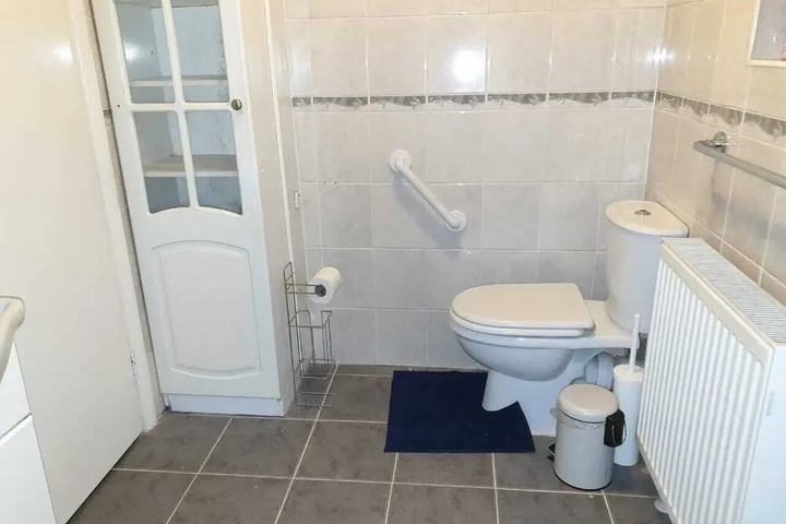 Room 7 of 12
