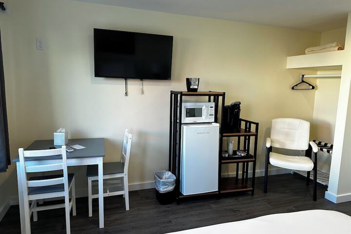 Room 6 of 80