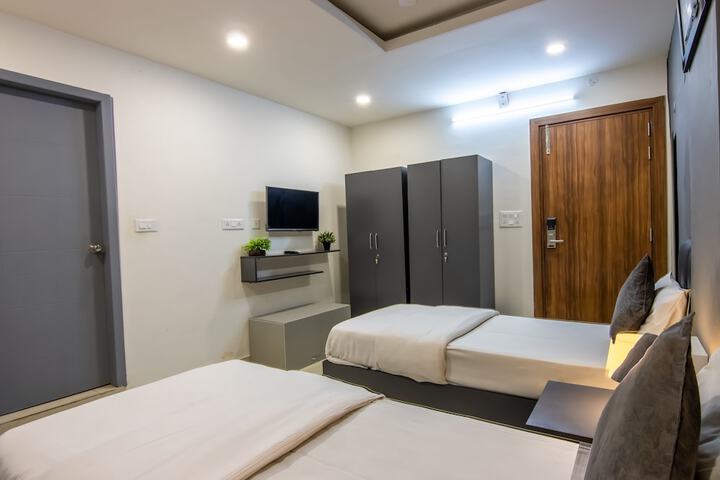 Room 6 of 9