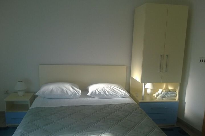 Room 5 of 87