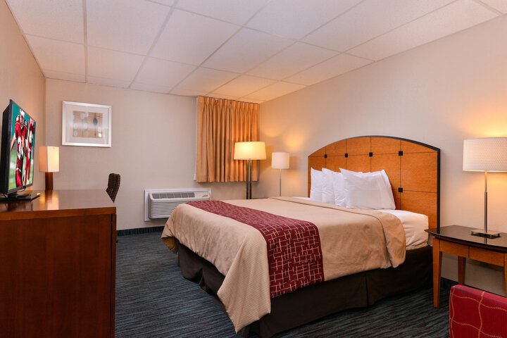 Business King Bed (11 of 13)