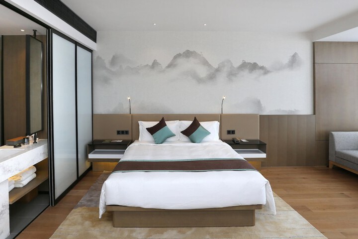 Room 15 of 42