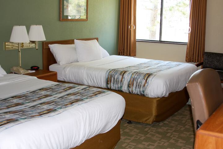 2 Queen Beds (2 of 2)