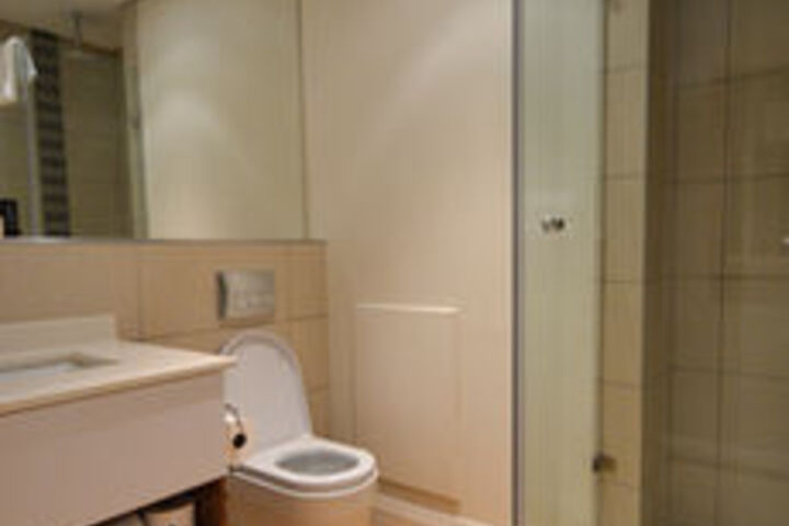 Room 4 of 33