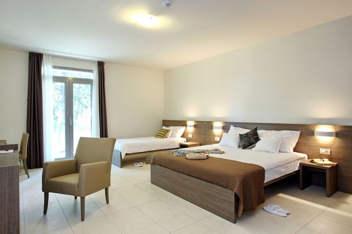 Room 3 of 104