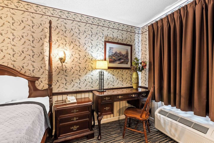 1 King Bed - Free WiFi, Microwave, Refrigerator, Hairdryer Cable TV HBO Free Local (1 of 11)
