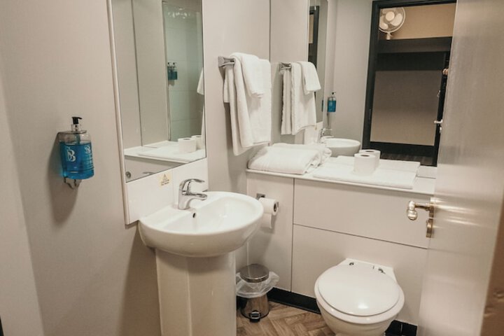 Room 32 of 61