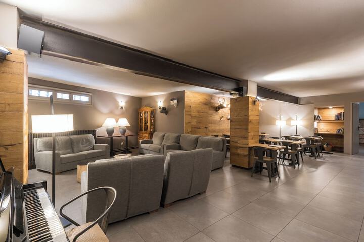 Lounge 64 of 82