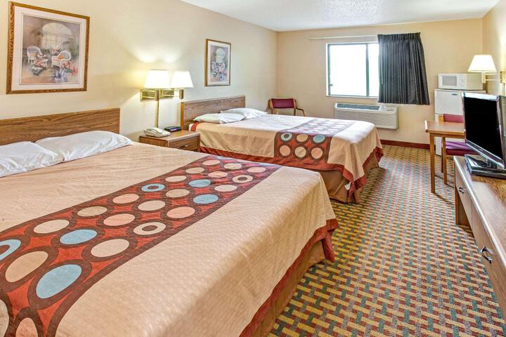 1 Queen Bed (3 of 17)
