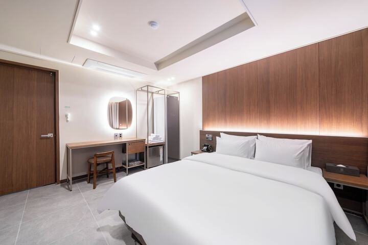 Room 12 of 42