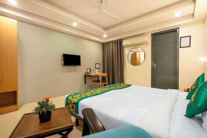Room 10 of 32