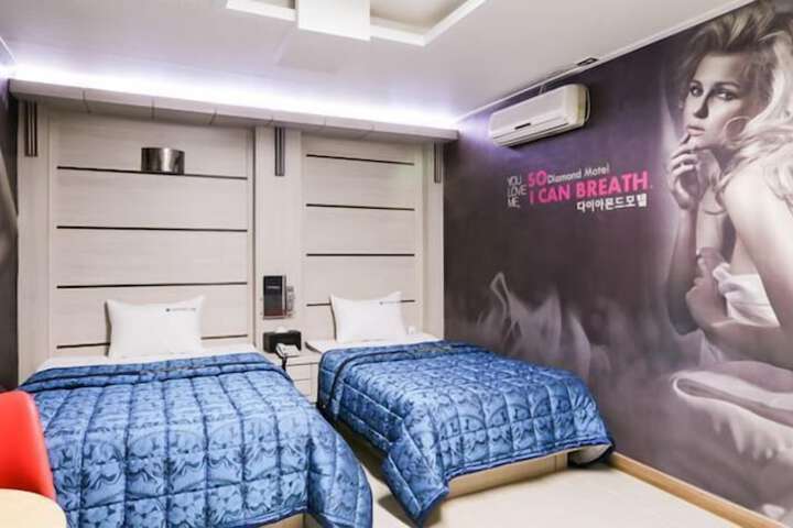 Room 7 of 36
