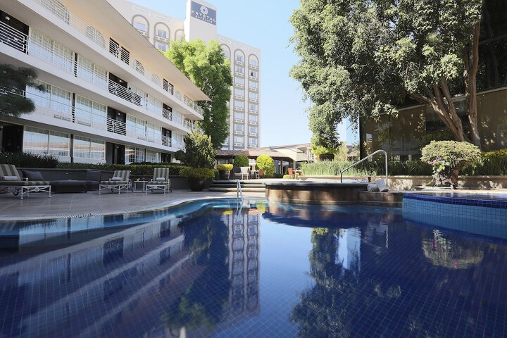 Exterior of Krystal Satélite María Bárbara