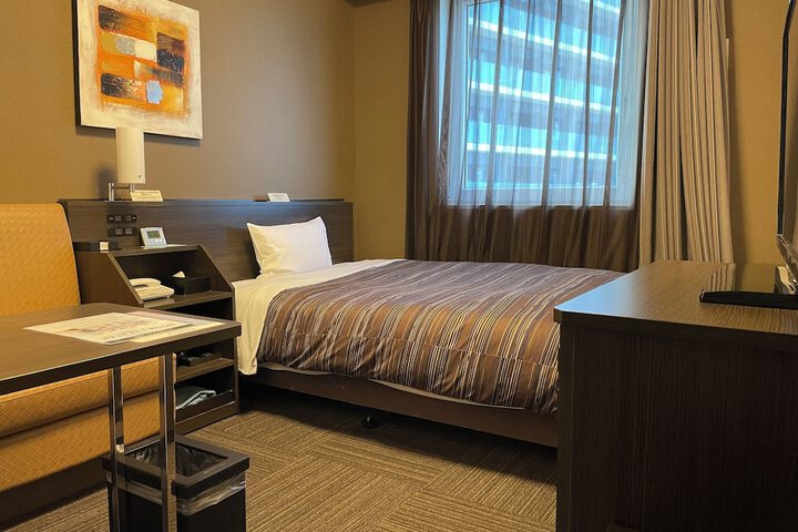 Room 9 of 37