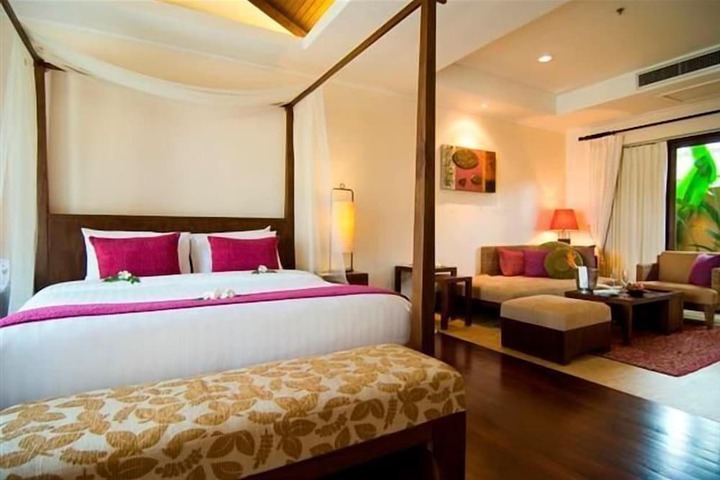 Room 4 of 68