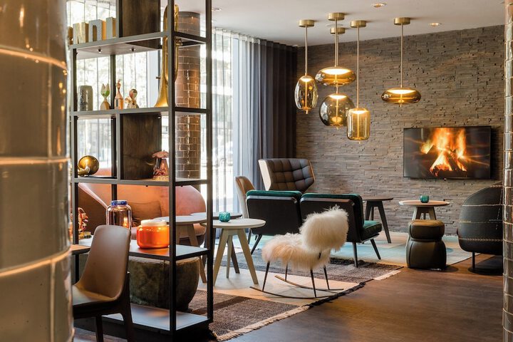 Lounge 18 of 28
