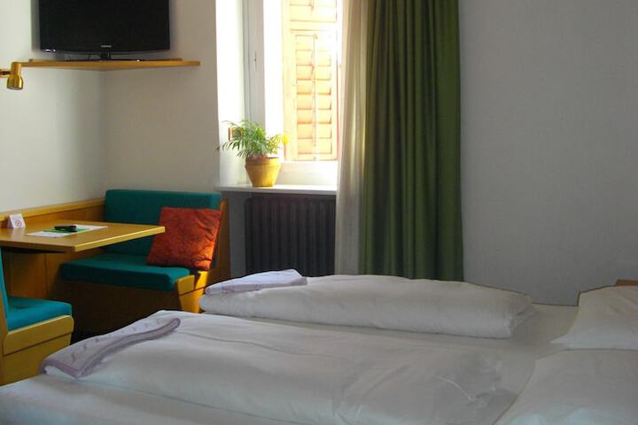 Room 6 of 66