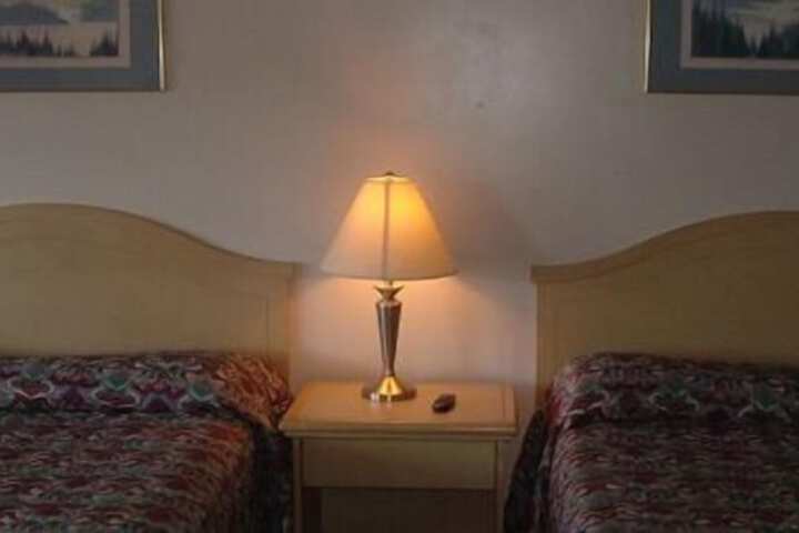 1 Queen Bed (5 of 7)