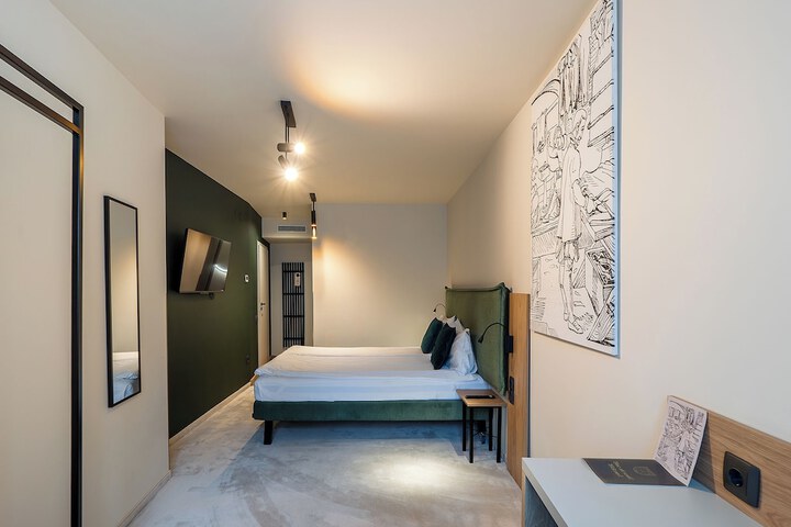 Room 33 of 74