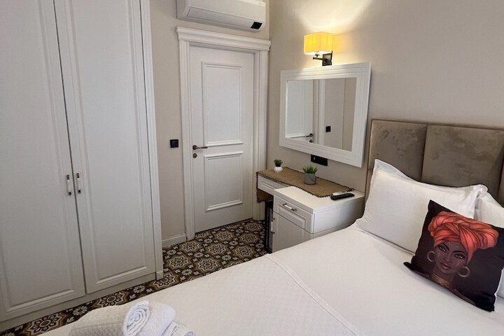 Room 6 of 50