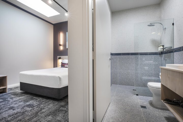 Room 28 of 62
