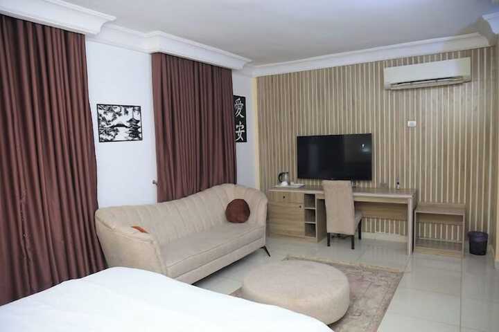 Room 12 of 32