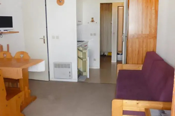 Room 4 of 9