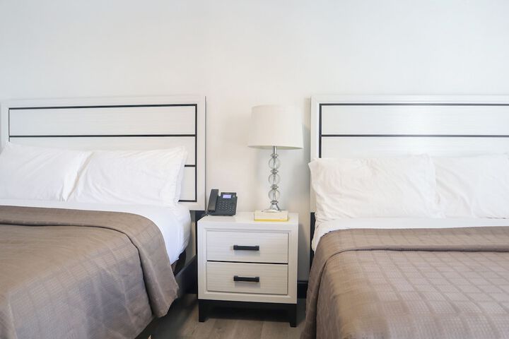 2 Double Beds (11 of 13)