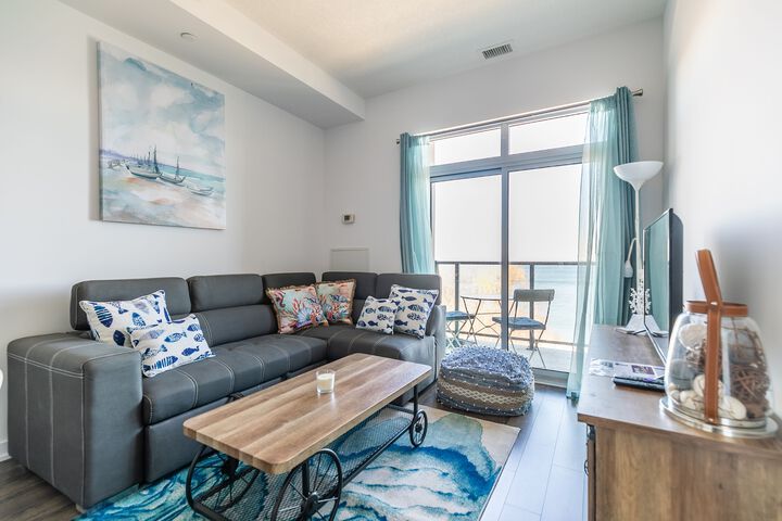 GLOBALSTAY. Modern Lake Ontario Townhomes