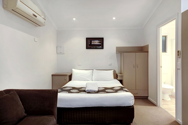 Room 14 of 102