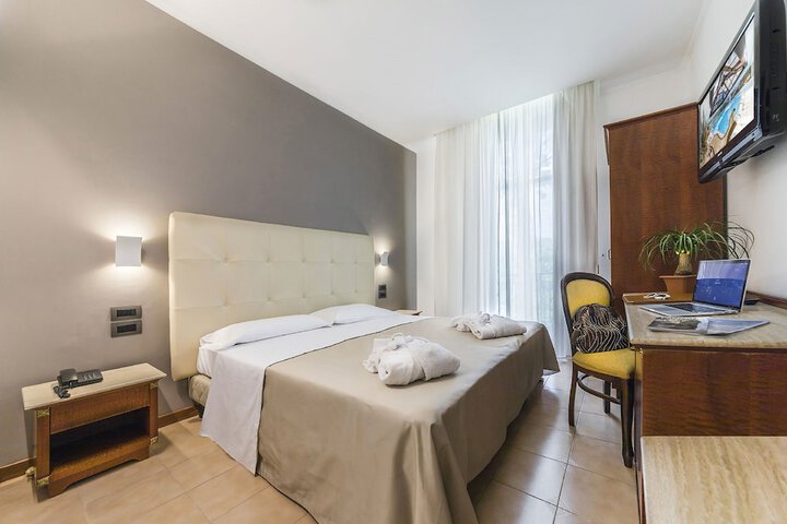 Room 4 of 185