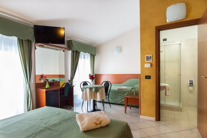 Room 7 of 33