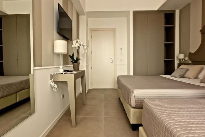 Room 9 of 30