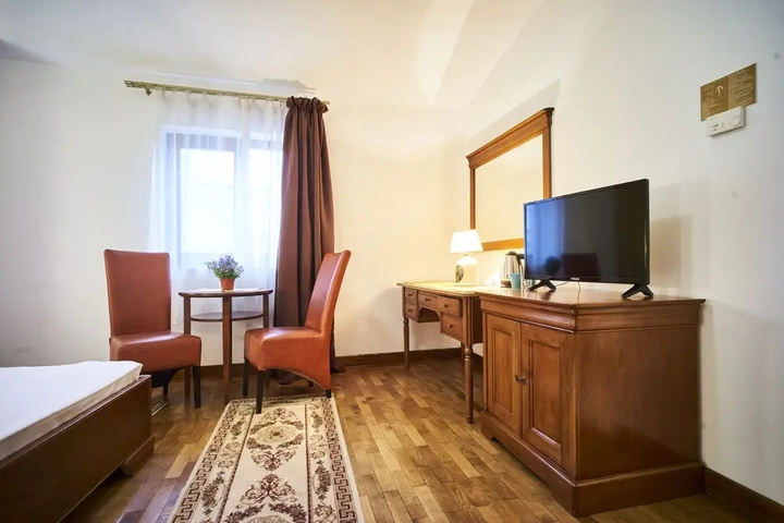 Room 4 of 9