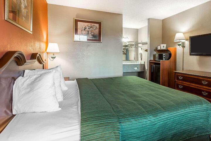 1 King Bed (10 of 21)