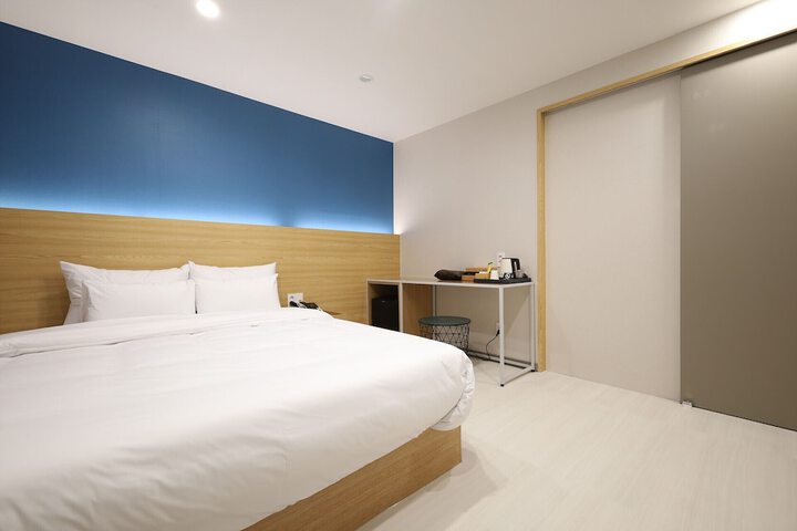 Room 6 of 62