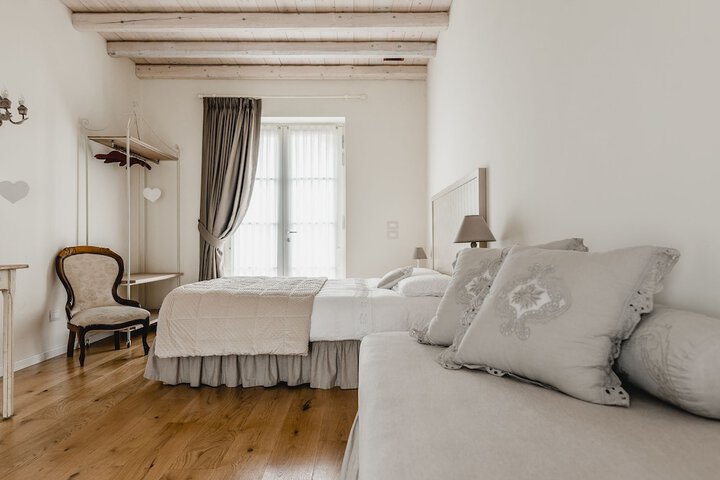 Room 11 of 80