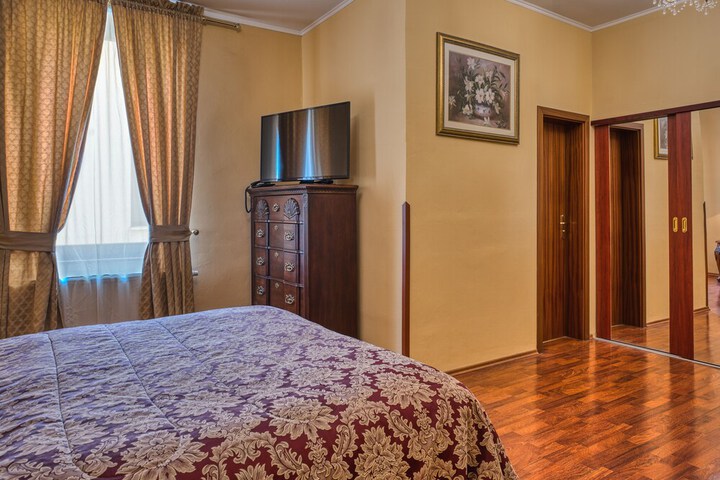 Room 9 of 38