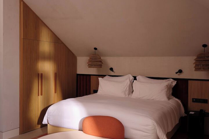 Room 27 of 229