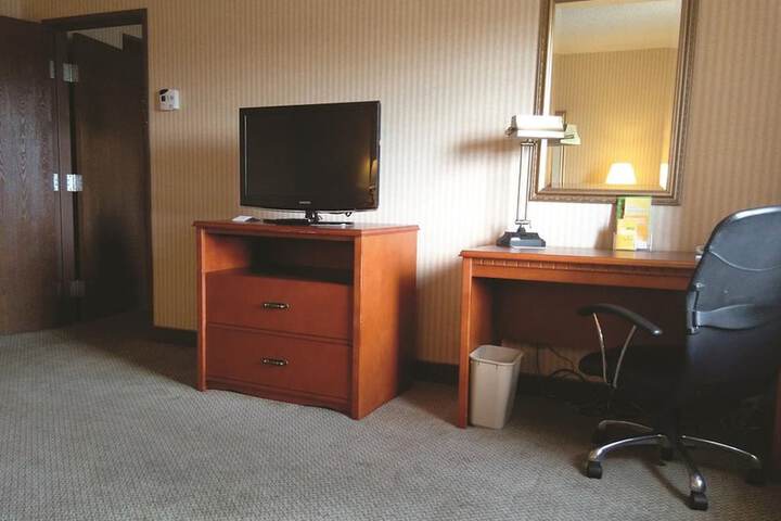 1 King Bed (9 of 11)