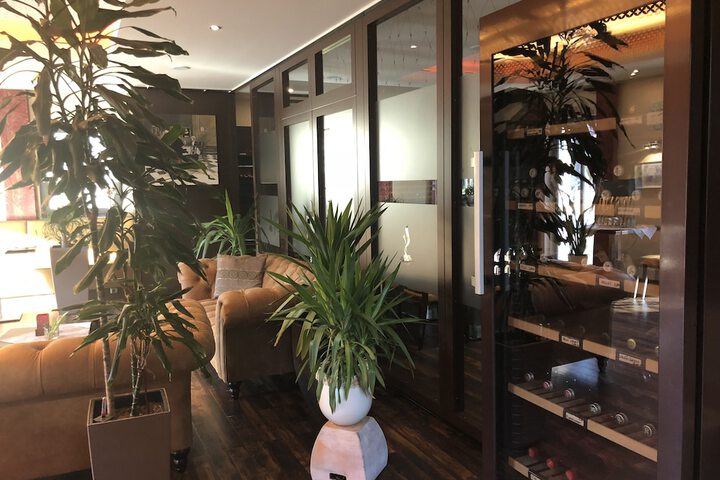Lounge 20 of 32