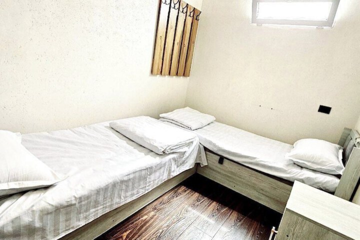 Room 8 of 16