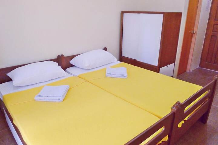 Room 7 of 27