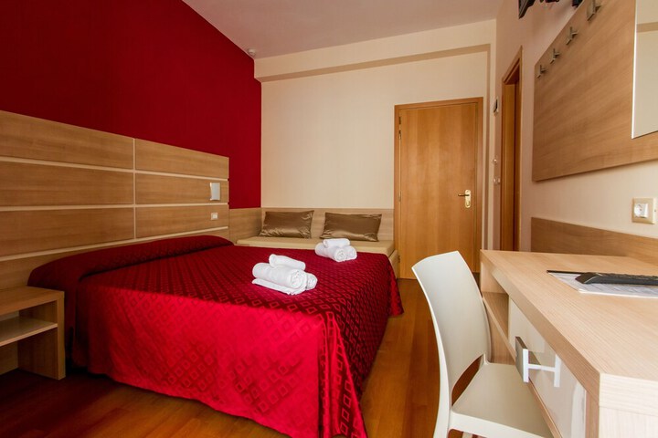 Room 6 of 32